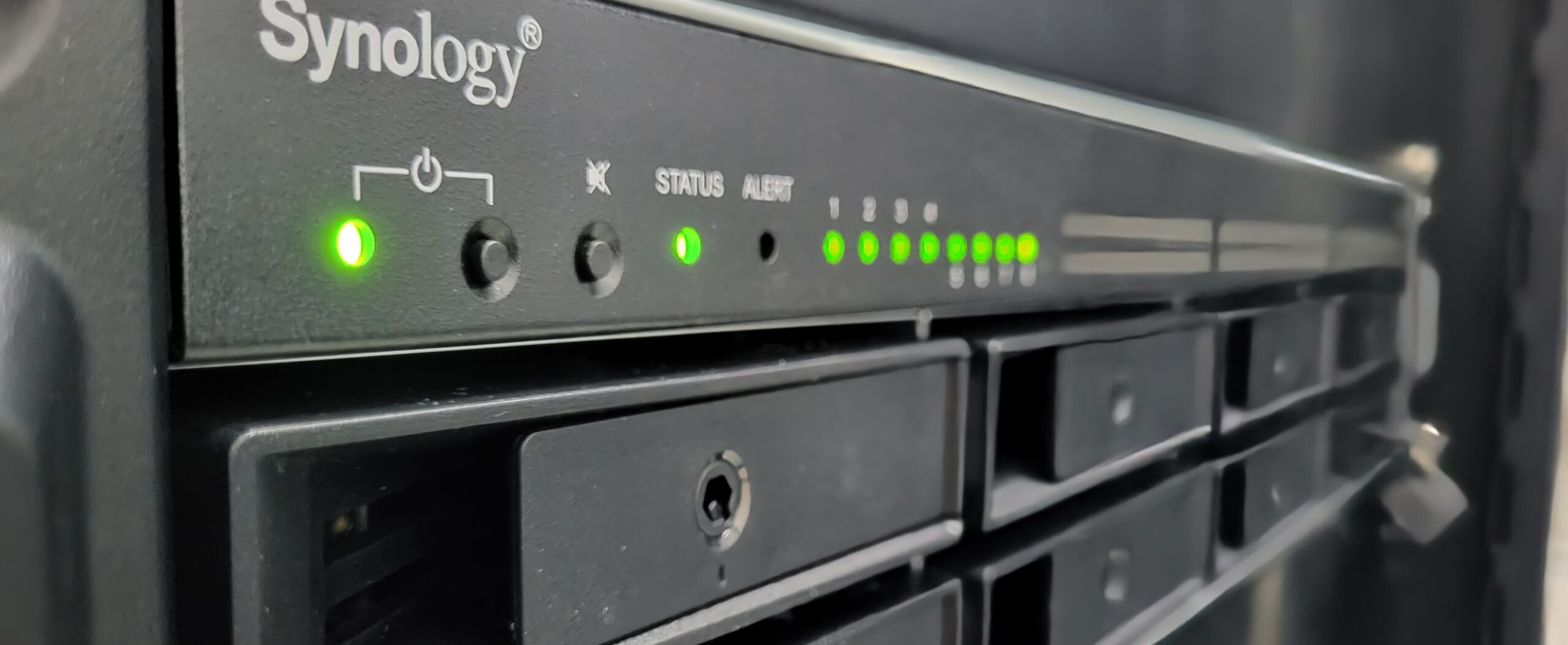 Soluție de stocare și colaborare bazată pe Synology